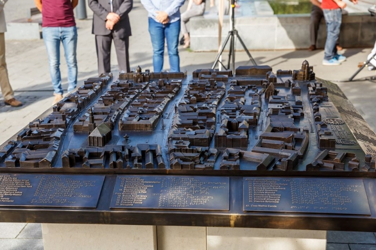 Macheta de bronz a zonei centrale a Clujului a fost amplasata in Piata Unirii