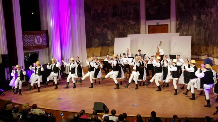 Ansamblul Folcloric Studentesc Mugurelul pornit intr-un turneu in Olanda